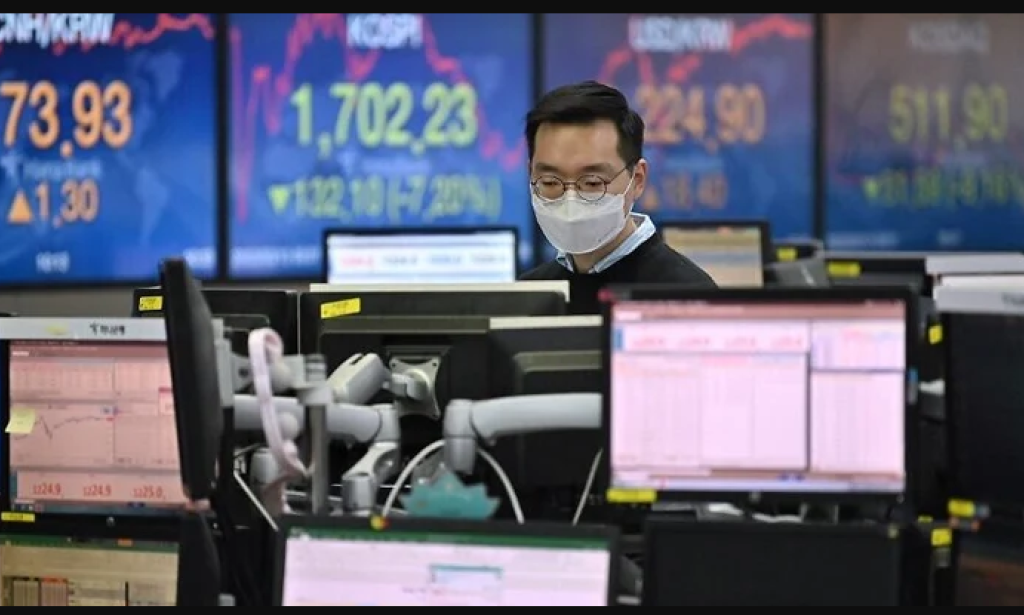 Stocks in global markets nosedive as Treasury yield hits 16-year high