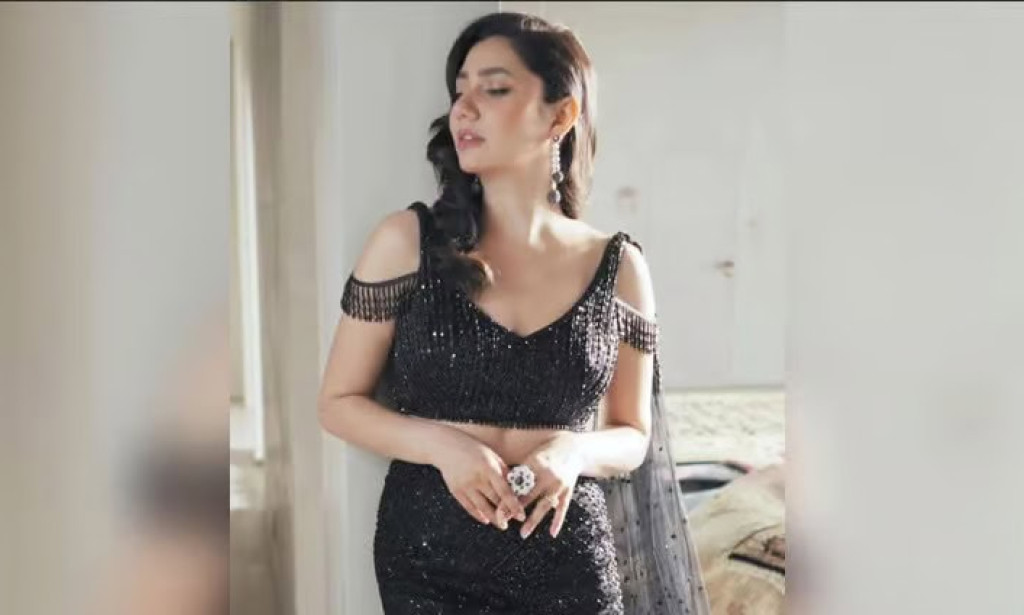 Mahira Khan under fire over awkward ramp walk